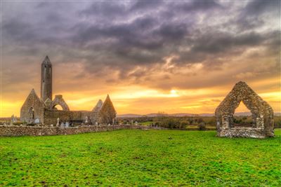 Kilmacduagh Kloster im County Galway